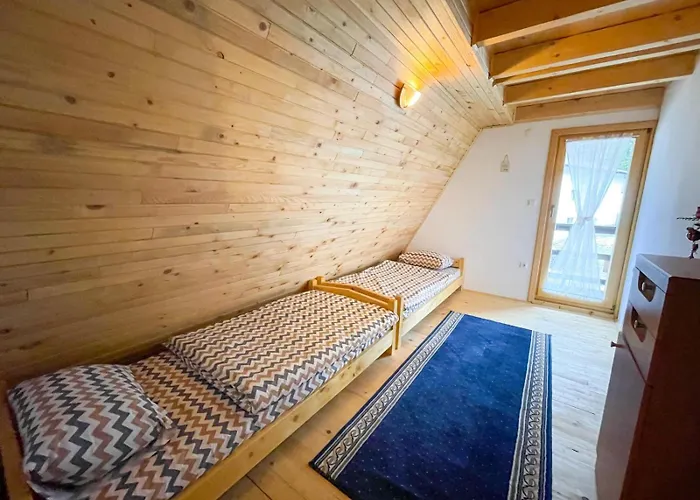 Bella Vlasic * Sisava